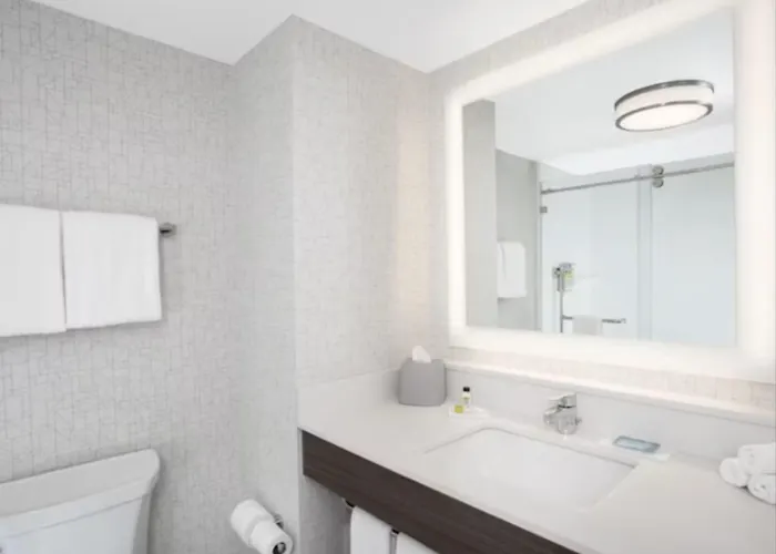Отель Express & - By Ihg
